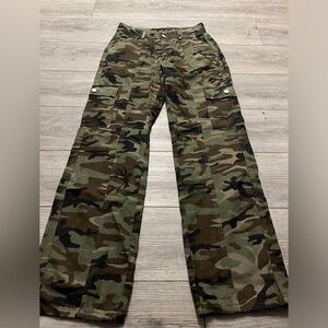 Camouflage cargo jeans